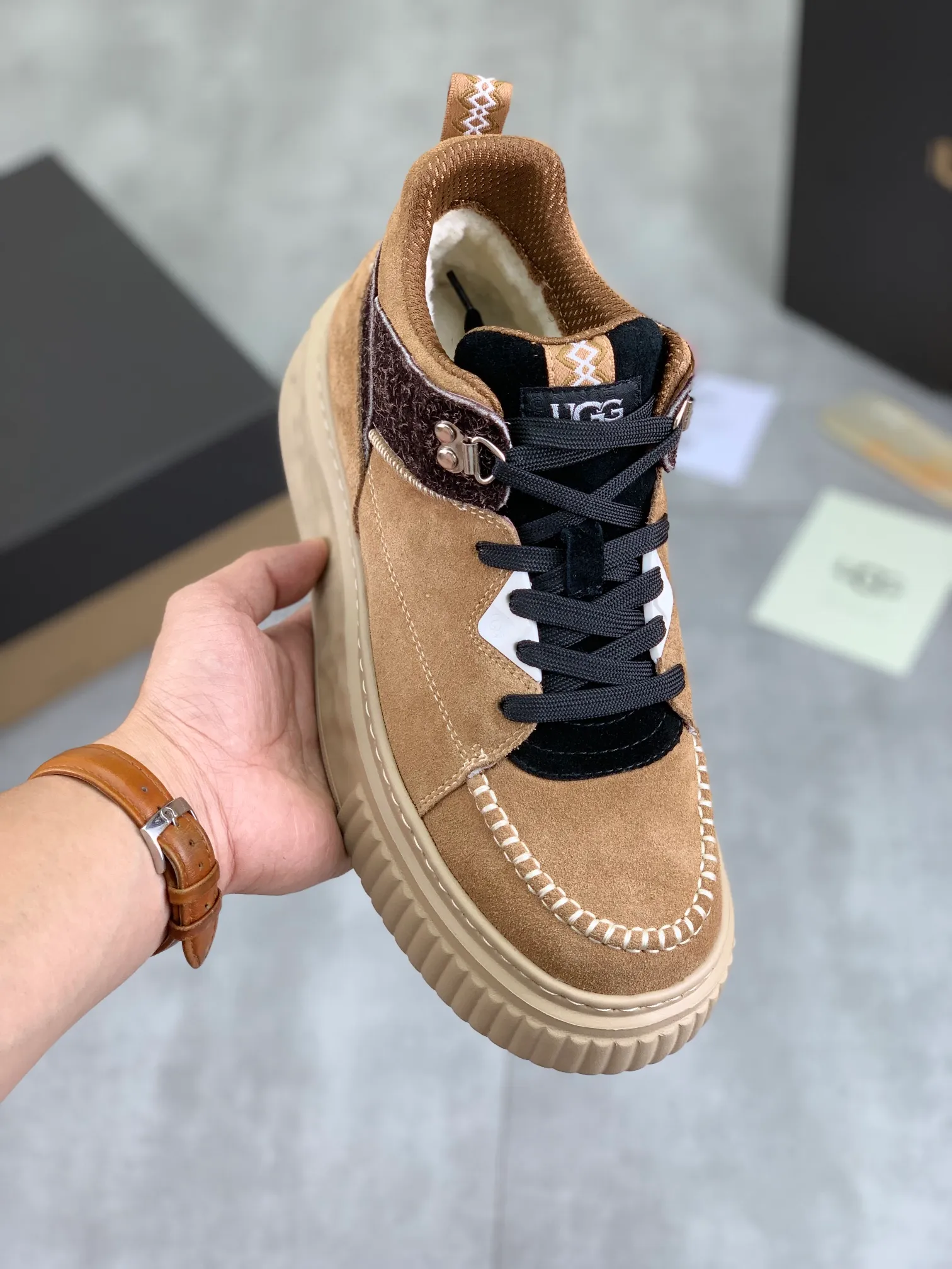 Men's shoes 💰P640 [New style] 💰 🆘 "Real wool" [UGG] 👉The popular men's shoes are synchronized with the official website 🔰The quality of the genuine products [satisfied] is not comparable to the imitations in the general market 🌀The upper is imported Italian frosted cowhide, and the lining is: foot pad 🅰️ grade 🐑Real wool👻Only Grade A can show the effect The hand feels smooth and delicate 🔱The shoe shape is grand, only genuine manufacturers can do it 🎄The perfect toughness of the original outsole 👻⬛️ allows customers to say goodbye to one-time consumption. Real wool lining, super warm. Available in black, brown and gray. Size: 39-44